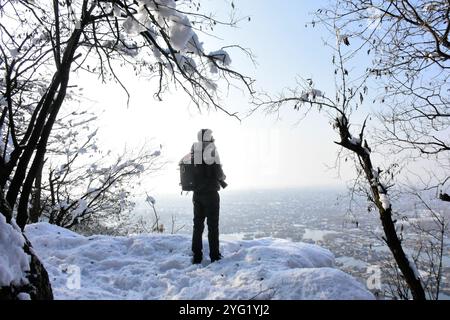 Ein Mann aus Kaschmir steht auf den Hügeln des Zabarwan-Gebirges nach dem frischen Schneefall in Srinagar, dem indischen Kaschmir on01 Stockfoto