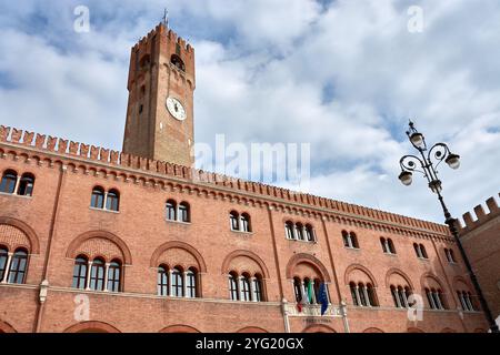 Das Rathaus mit seinem berühmten Uhrenturm befindet sich im Herzen von Treviso, Veneto, Italien. Das Rathaus (Palazzo dei Trecento) steht als Histo Stockfoto