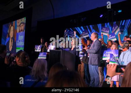 St. Paul, Minnesota, USA. November 2024. US-Senatorin Amy Klobuchar (D-MN) spricht am 5. November 2024 bei der DFL-Wahlnacht in Minnesota im InterContinental Hotel in St. Paul. (Kreditbild: © Steven Garcia/ZUMA Press Wire) NUR REDAKTIONELLE VERWENDUNG! Nicht für kommerzielle ZWECKE! Stockfoto