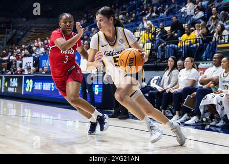 4. November 2024 Berkeley CA USA California Guard Lola Donez (5) fährt während des NCAA/ACC Women's Basketball Spiels zwischen Saint Mary's Gaels und California Golden Bears zum Korb. Kalifornien besiegt Saint Mary's 90-58 im Haas Pavilion Berkeley Kalifornien Thurman James/CSM Stockfoto