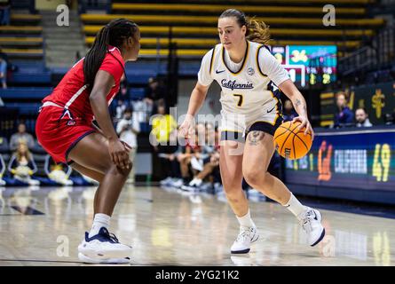 4. November 2024 Berkeley CA U.S.A. California Stürmer Marta Suarez (7) geht in den Korb während des NCAA/ACC Women's Basketball Spiels zwischen Saint Mary's Gaels und California Golden Bears. Kalifornien besiegt Saint Mary's 90-58 im Haas Pavilion Berkeley Kalifornien Thurman James/CSM Stockfoto