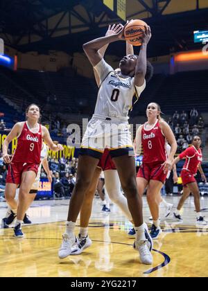 4. November 2024 Berkeley CA U.S.A. der kalifornische Stürmer Ugonne Onyiah (0) geht während des NCAA/ACC Women's Basketball Spiels zwischen Saint Mary's Gaels und California Golden Bears zum Basketball. Kalifornien besiegt Saint Mary's 90-58 im Haas Pavilion Berkeley Kalifornien Thurman James/CSM Stockfoto