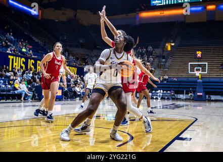 4. November 2024 Berkeley CA U.S.A. der kalifornische Stürmer Ugonne Onyiah (0) geht während des NCAA/ACC Women's Basketball Spiels zwischen Saint Mary's Gaels und California Golden Bears zum Basketball. Kalifornien besiegt Saint Mary's 90-58 im Haas Pavilion Berkeley Kalifornien Thurman James/CSM Stockfoto