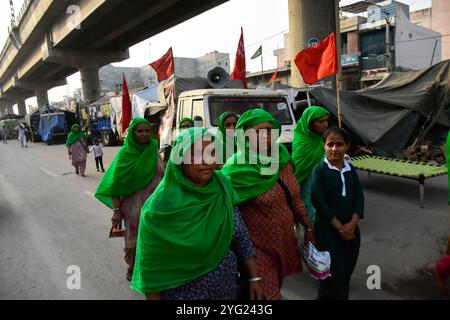 Neu-Delhi, Indien. März 2021. Am Internationalen Frauentag beteiligen sich Bauerninnen an der Grenze zu Tikri bei Neu-Delhi gegen die neuen Landwirtschaftsgesetze der Regierung. Tausende von Frauen haben sich den Bauernprotesten in der Umgebung von Delhi am Internationalen Frauentag angeschlossen und fordern die Abschaffung der drei vom indischen Parlament im September 2020 verabschiedeten Landwirtschaftsgesetze. Die Landwirte und ihre Familien sowie die Bauerngewerkschaften protestieren seit Monaten gegen die Aufhebung der neuen Agrargesetze, da sie glauben, dass sie den Landwirtschaftssektor des Landes für Unternehmen öffnen und ihr Leben ruinieren würden Stockfoto