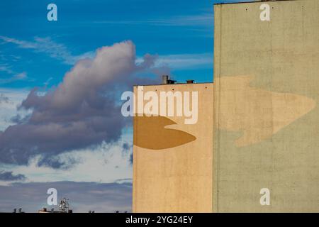 Alte Wohngebäude in der Stadt, hohes Gebäude in den Wolken Stockfoto