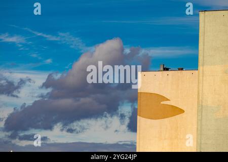 Alte Wohngebäude in der Stadt, hohes Gebäude in den Wolken Stockfoto