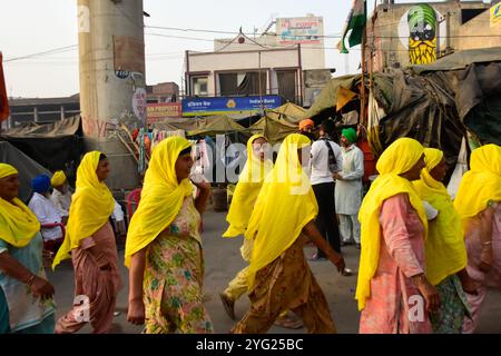 Neu-Delhi, Indien. März 2021. Am Internationalen Frauentag beteiligen sich Bauerninnen an der Grenze zu Tikri bei Neu-Delhi gegen die neuen Landwirtschaftsgesetze der Regierung. Tausende von Frauen haben sich den Bauernprotesten in der Umgebung von Delhi am Internationalen Frauentag angeschlossen und fordern die Abschaffung der drei vom indischen Parlament im September 2020 verabschiedeten Landwirtschaftsgesetze. Die Landwirte und ihre Familien sowie die Bauerngewerkschaften protestieren seit Monaten gegen die Aufhebung der neuen Agrargesetze, da sie glauben, dass sie den Landwirtschaftssektor des Landes für Unternehmen öffnen und ihr Leben ruinieren würden Stockfoto
