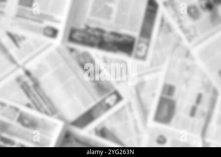 Viele alte Zeitungen auf horizontaler Fläche. Hintergrundstruktur, Draufsicht, unscharf Stockfoto
