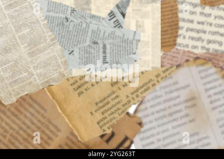 Viele alte Zeitungen auf horizontaler Fläche. Hintergrundstruktur, Draufsicht, unscharf Stockfoto