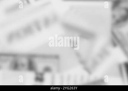 Viele alte Zeitungen auf horizontaler Fläche. Hintergrundstruktur, Draufsicht, unscharf Stockfoto