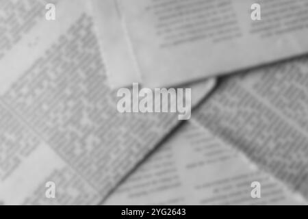 Viele alte Zeitungen auf horizontaler Fläche. Hintergrundstruktur, Draufsicht, unscharf Stockfoto