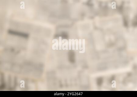 Viele alte Zeitungen auf horizontaler Fläche. Hintergrundstruktur, Draufsicht, unscharf Stockfoto