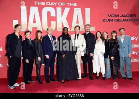 Volker Bertelmann, Lucy Russell, Meghan Lyvers, Gareth Neame, Lashana Lynch, Eddie Redmayne, Jan-Martin Müller, Wiebke Frost, Paula Kroh, Lisa Hofer und Nikolaus Barton bei der Premiere der Sky Originalserie „der Tag des Schakals“ im Zoo Palast. Berlin, 05.11.2024 Stockfoto