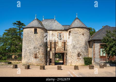 Der Eingang zur Château de Fresnay-sur-Sarthe, einer Burg aus dem 10. Jahrhundert in Fresnay-sur-Sarthe, Frankreich Stockfoto