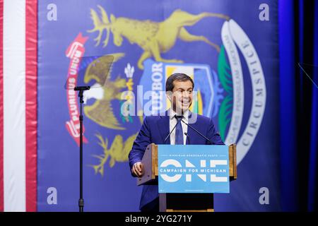 Detroit, Michigan, USA. November 2024. Pete Buttigieg spricht am 5. November 2024 bei der Wahlnachtwache der Michigan Democratic Party in Detroit. (Kreditbild: © Andrew Roth/ZUMA Press Wire) NUR REDAKTIONELLE VERWENDUNG! Nicht für kommerzielle ZWECKE! Stockfoto