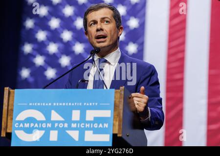 Detroit, Michigan, USA. November 2024. Pete Buttigieg spricht am 5. November 2024 bei der Wahlnachtwache der Michigan Democratic Party in Detroit. (Kreditbild: © Andrew Roth/ZUMA Press Wire) NUR REDAKTIONELLE VERWENDUNG! Nicht für kommerzielle ZWECKE! Stockfoto