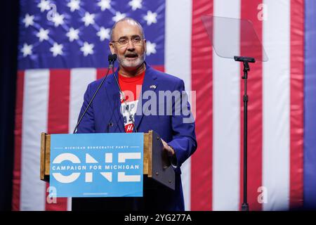 Detroit, USA. November 2024. Shawn Fain, Präsident der United Auto Workers, spricht am 5. November 2024 bei der Wahlnachtwache der Michigan Democratic Party in Detroit. (Foto: Andrew Roth/SIPA USA) Credit: SIPA USA/Alamy Live News Stockfoto