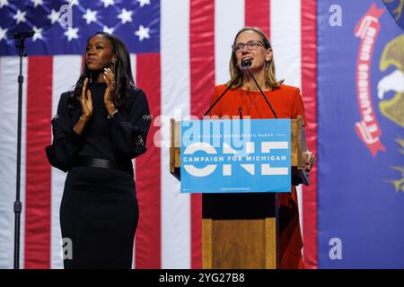 Detroit, Michigan, USA. November 2024. Richter Kyra Harris Bolden (links) und Kimberly Ann Thomas (rechts) bei der Nachtwache der Michigan Democratic Party am 5. November 2024 in Detroit. (Kreditbild: © Andrew Roth/ZUMA Press Wire) NUR REDAKTIONELLE VERWENDUNG! Nicht für kommerzielle ZWECKE! Stockfoto