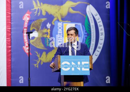 Detroit, Michigan, USA. November 2024. Pete Buttigieg spricht am 5. November 2024 bei der Wahlnachtwache der Michigan Democratic Party in Detroit. (Kreditbild: © Andrew Roth/ZUMA Press Wire) NUR REDAKTIONELLE VERWENDUNG! Nicht für kommerzielle ZWECKE! Stockfoto