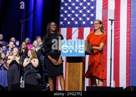 Detroit, Michigan, USA. November 2024. Richter Kyra Harris Bolden (links) und Kimberly Ann Thomas (rechts) bei der Nachtwache der Michigan Democratic Party am 5. November 2024 in Detroit. (Kreditbild: © Andrew Roth/ZUMA Press Wire) NUR REDAKTIONELLE VERWENDUNG! Nicht für kommerzielle ZWECKE! Stockfoto