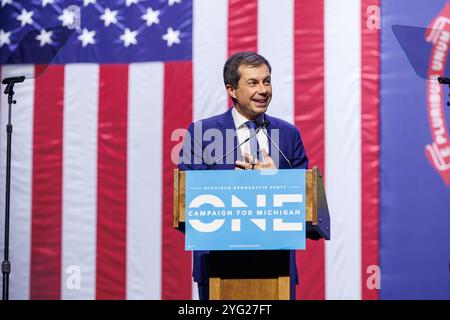 Detroit, Michigan, USA. November 2024. Pete Buttigieg spricht am 5. November 2024 bei der Wahlnachtwache der Michigan Democratic Party in Detroit. (Kreditbild: © Andrew Roth/ZUMA Press Wire) NUR REDAKTIONELLE VERWENDUNG! Nicht für kommerzielle ZWECKE! Stockfoto