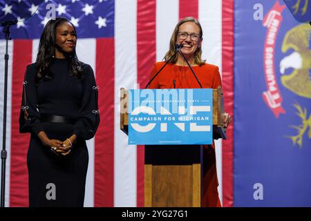 Detroit, Michigan, USA. November 2024. Richter Kyra Harris Bolden (links) und Kimberly Ann Thomas (rechts) bei der Nachtwache der Michigan Democratic Party am 5. November 2024 in Detroit. (Kreditbild: © Andrew Roth/ZUMA Press Wire) NUR REDAKTIONELLE VERWENDUNG! Nicht für kommerzielle ZWECKE! Stockfoto