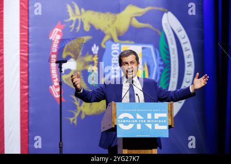 Detroit, Michigan, USA. November 2024. Pete Buttigieg spricht am 5. November 2024 bei der Wahlnachtwache der Michigan Democratic Party in Detroit. (Kreditbild: © Andrew Roth/ZUMA Press Wire) NUR REDAKTIONELLE VERWENDUNG! Nicht für kommerzielle ZWECKE! Stockfoto