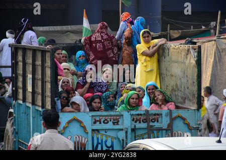 Neu-Delhi, Indien. März 2021. Am Internationalen Frauentag beteiligen sich Bauerninnen an der Grenze zu Tikri bei Neu-Delhi gegen die neuen Landwirtschaftsgesetze der Regierung. Tausende von Frauen haben sich den Bauernprotesten in der Umgebung von Delhi am Internationalen Frauentag angeschlossen und fordern die Abschaffung der drei vom indischen Parlament im September 2020 verabschiedeten Landwirtschaftsgesetze. Die Landwirte und ihre Familien sowie die Bauerngewerkschaften protestieren seit Monaten gegen die Aufhebung der neuen Agrargesetze, da sie glauben, dass sie den Landwirtschaftssektor des Landes für Unternehmen öffnen und ihr Leben ruinieren würden Stockfoto