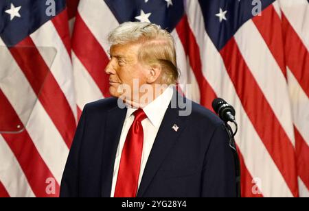 Palm Beach, Usa. November 2024. Der ehemalige US-Präsident Donald Trump kommt auf die Bühne, um am Mittwoch, den 5. November 2024, eine Rede vom Palm Beach Convention Center bei der Trump Campaign Election Night Watch Party in West Palm Beach, Florida, zu halten. Einige Nachrichtenagenturen haben das Rennen zugunsten des ehemaligen Präsidenten ausgerufen, andere haben noch keine Entscheidung getroffen. Foto: Joe Marino/UPI Credit: UPI/Alamy Live News Stockfoto