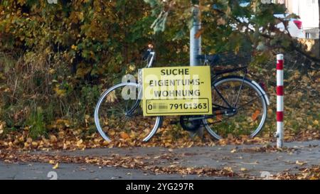 Hamburg, Deutschland. Oktober 2024. Ein Schild mit der Aufschrift „Suche Eigentumswohnung“ ist an einem geparkten Fahrrad angebracht. Quelle: Markus Scholz/dpa/Alamy Live News Stockfoto