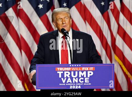 Palm Beach, Usa. November 2024. Der ehemalige US-Präsident Donald Trump hält am Mittwoch, den 5. November 2024, eine Rede vom Palm Beach Convention Center auf der Trump Campaign Election Night Watch Party in West Palm Beach, Florida. Einige Nachrichtenagenturen haben das Rennen zugunsten des ehemaligen Präsidenten ausgerufen, andere haben noch keine Entscheidung getroffen. Foto: Joe Marino/UPI Credit: UPI/Alamy Live News Stockfoto