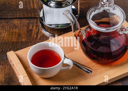 Gesunder Kräutertee aus roten Kräutern und Früchten in einer weißen Porzellanschale gebrüht Stockfoto