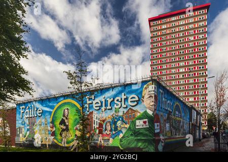 NORTH IRELAND, BELFAST, DIVIS STREET, BELFAST POLITICAL TOWER AM EINGANG ZU WEST BELFAST Stockfoto