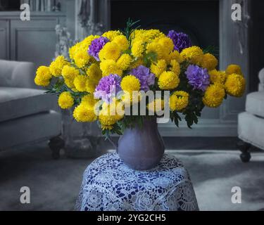 Stillleben mit Strauß gelber Chrysanthemen Stockfoto