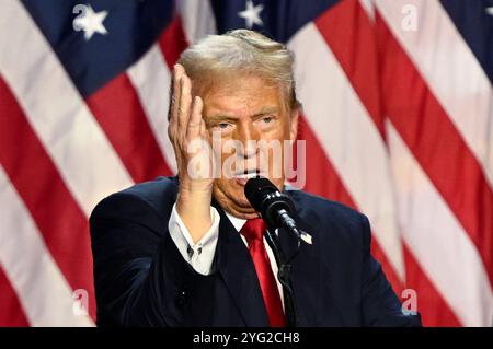 Palm Beach, Usa. November 2024. Der ehemalige US-Präsident Donald Trump hält am Mittwoch, den 5. November 2024, eine Rede vom Palm Beach Convention Center auf der Trump Campaign Election Night Watch Party in West Palm Beach, Florida. Einige Nachrichtenagenturen haben das Rennen zugunsten des ehemaligen Präsidenten ausgerufen, andere haben noch keine Entscheidung getroffen. Foto: Joe Marino/UPI Credit: UPI/Alamy Live News Stockfoto