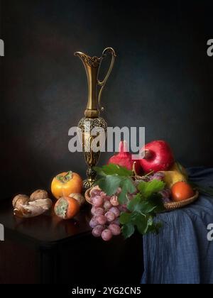 Stillleben mit Früchten und Kupferglas Stockfoto