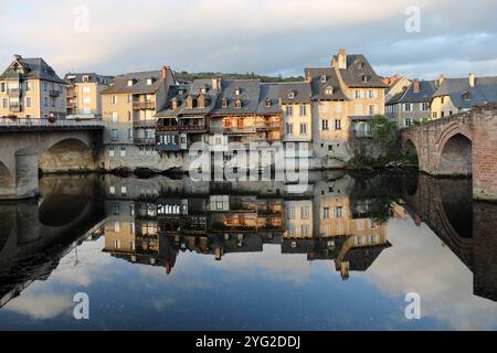 Alte Ledergerberei Gebäude mit Steintreppen zum Waschen der Häute am Ufer des Flusses Lot, Espalion, Aveyron, Frankreich Stockfoto
