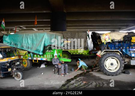 Neu-Delhi, Indien. März 2021. Indische Bauern protestieren an der Grenze zu Tikri bei Neu-Delhi gegen die neuen Landwirtschaftsgesetze der Regierung. Tausende von Frauen haben sich den Protesten der Bauern am Internationalen Frauentag angeschlossen und fordern die Abschaffung der drei Landwirtschaftsgesetze, die vom indischen Parlament im September 2020 verabschiedet wurden. Die Landwirte und ihre Familien sowie die Bauerngewerkschaften protestieren seit Monaten gegen die Aufhebung der neuen Agrargesetze, da sie glauben, dass sie den Landwirtschaftssektor des Landes für Unternehmen öffnen und ihre Existenzgrundlage ruinieren würden Stockfoto