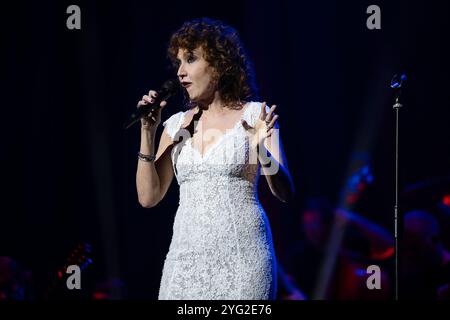 Fiorella Mannoia tritt live im Teatro Augusteo in Neapel auf. (Foto: Andrea Gulí / SOPA Images/SIPA USA) Stockfoto