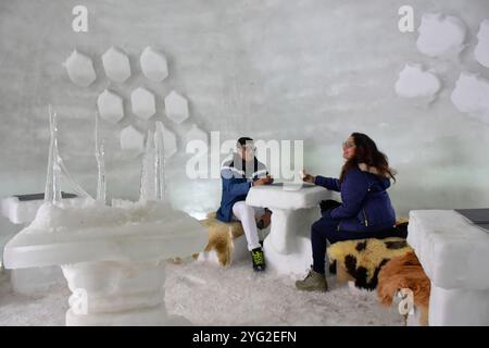 Touristen trinken Tee im Iglu in der Stadt Gulmarg im Distrikt Baramulla nördlich von Srinagar, dem am 3. Februar 2021 von den Indianern verwalteten Kaschmir. Das Iglu-Restaurant ist das erste seiner Art im Kaschmir-Tal. Stockfoto