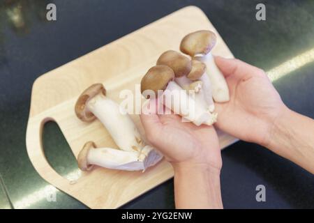 Kochen von Pleurotus eryngii. Blick auf King Austernpilze Stockfoto