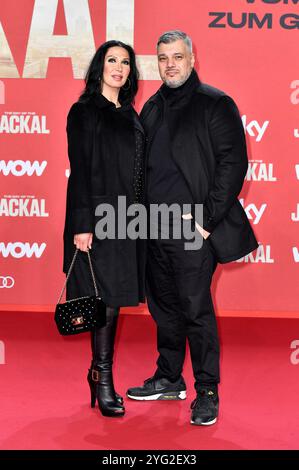 Imad Mardnli mit Ehefrau Samia Mardnli bei der Premiere der Sky Originalserie „der Tag des Schakals“ im Zoo Palast. Berlin, 05.11.2024 Stockfoto
