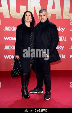 Imad Mardnli mit Ehefrau Samia Mardnli bei der Premiere der Sky Original Serie The Day of the Jackal im Zoo Palast. Berlin, 05.11.2024 *** Imad Mardnli mit Frau Samia Mardnli bei der Premiere der Sky Original Serie The Day of the Jackal im Zoo Palast Berlin, 05 11 2024 Foto:XF.xKernx/xFuturexImagex Jackal berlin 4025 Stockfoto