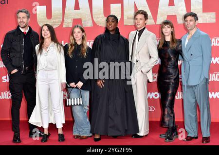 Jan-Martin Müller, Wiebke Frost, Paula Kroh, Lashana Lynch, Eddie Redmayne, Lisa Hofer und Nikolaus Barton bei der Premiere der Sky Originalserie „The Day of the Jackal“ im Zoo Palast. Berlin, 05.11.2024 Stockfoto