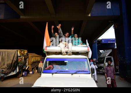 Neu-Delhi, Indien. März 2021. Indische Bauern protestieren an der Grenze zu Tikri bei Neu-Delhi gegen die neuen Landwirtschaftsgesetze der Regierung. Tausende von Frauen haben sich den Protesten der Bauern am Internationalen Frauentag angeschlossen und fordern die Abschaffung der drei Landwirtschaftsgesetze, die vom indischen Parlament im September 2020 verabschiedet wurden. Die Landwirte und ihre Familien sowie die Bauerngewerkschaften protestieren seit Monaten gegen die Aufhebung der neuen Agrargesetze, da sie glauben, dass sie den Landwirtschaftssektor des Landes für Unternehmen öffnen und ihre Existenzgrundlage ruinieren würden Stockfoto