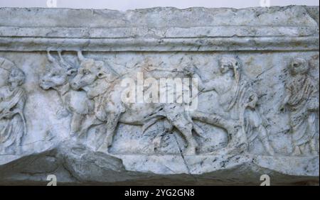 Block mit Darstellung des klappbaren Curule-Sitzes. Detail der Stadtgründung. "Sulcus primigenius"-Ritual. Rom. 2. Jahrhundert. Nationales Römisches Museum Stockfoto