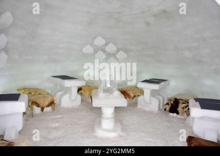 Das Innere des Cafés Igloo in Gulmarg im Distrikt Baramulla nördlich von Srinagar, die indische Regierung Kaschmir am 3. Februar 2021. Das Schneeiglu ist das erste Ogloo im Kaschmir-Tal. Stockfoto