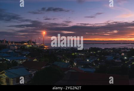 Foto der Balikpapan City Raffinerie aus der Ferne während der Goldenen Stunde am Nachmittag, Balikpapan, East Kalimantan, Indonesien Stockfoto