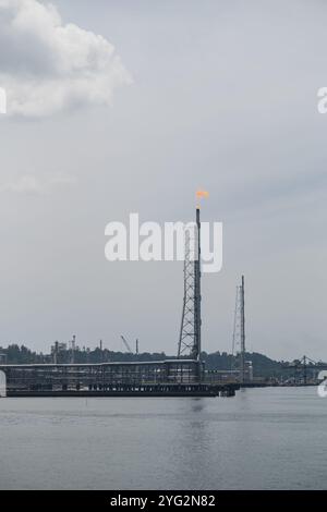 Foto der Balikpapan City Raffinerie aus der Ferne während der Goldenen Stunde am Nachmittag, Balikpapan, East Kalimantan, Indonesien Stockfoto