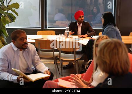 Personen, die während des Meetings sprechen Stockfoto